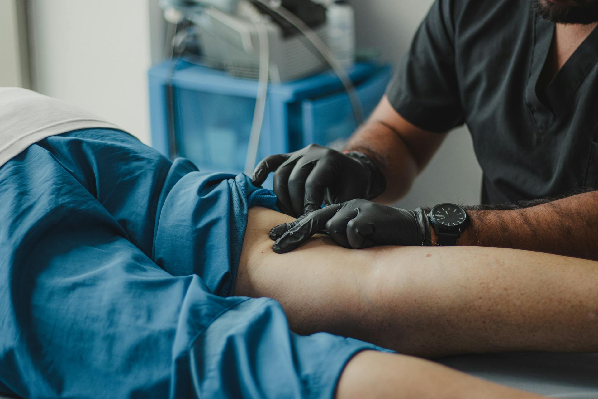 Mögliche fördernden Faktoren für Thrombosen: Krebs, Adipositas, veränderte Venenwand, Immobilität und genetische Veranlagung.