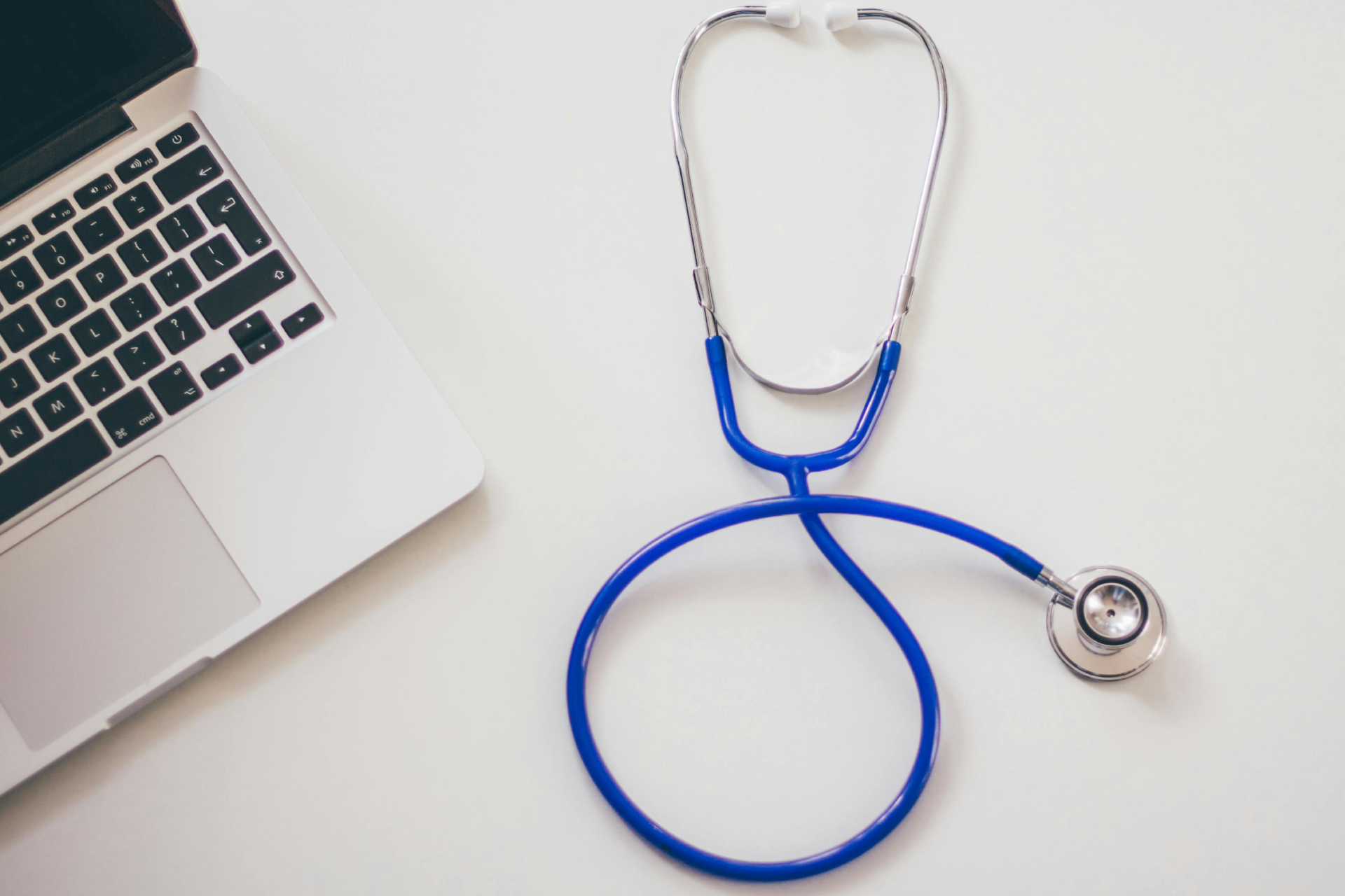Telemedizin bei Adipositas: Laptop als Ergänzung zum Arztbesuch.  