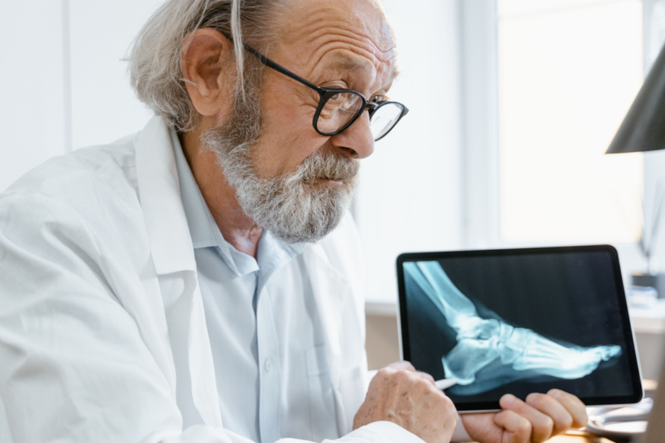 Arthrose und Übergewicht anhand eines Röntgenbildes eines Fußes.