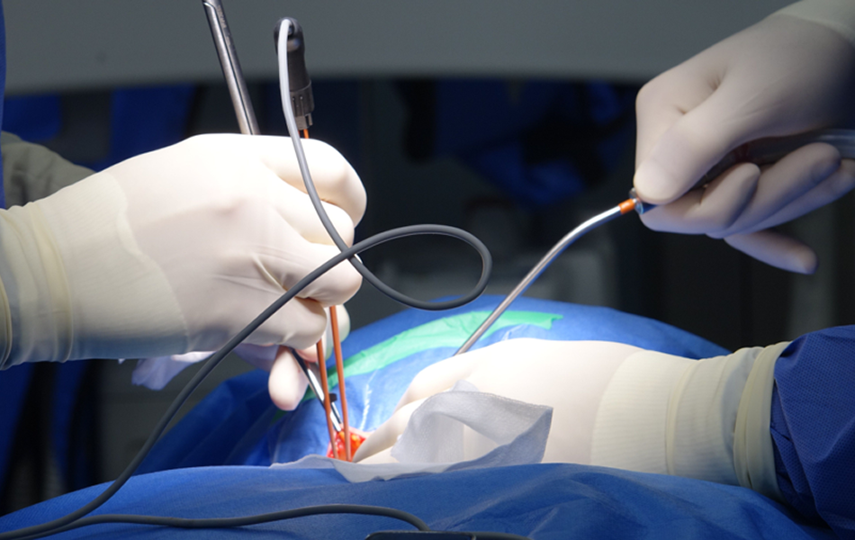 Zwei Ärzt:innen führen eine Operation durch.