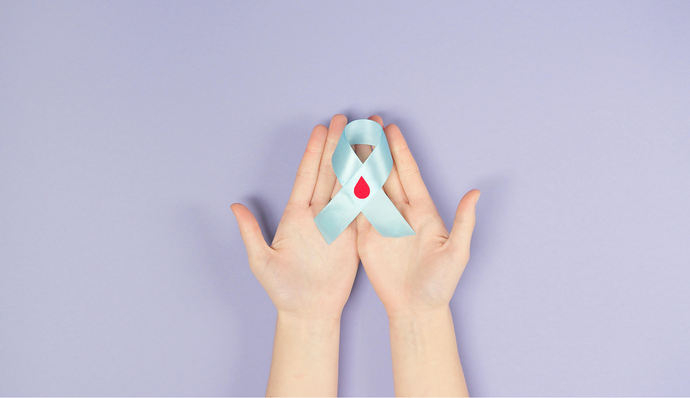 Die blaue Schleife ist das internationale Symbol für PCOS. Übergewicht tritt häufig bei der Erkrankung auf. 